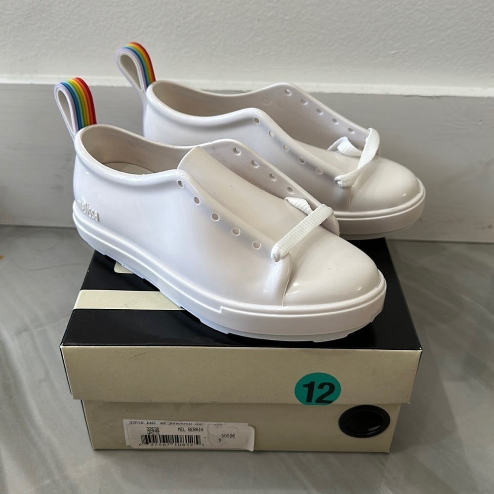 Mel dreamed by Melissa - white rubber sneaker with rainbow tab. Size 1 kids